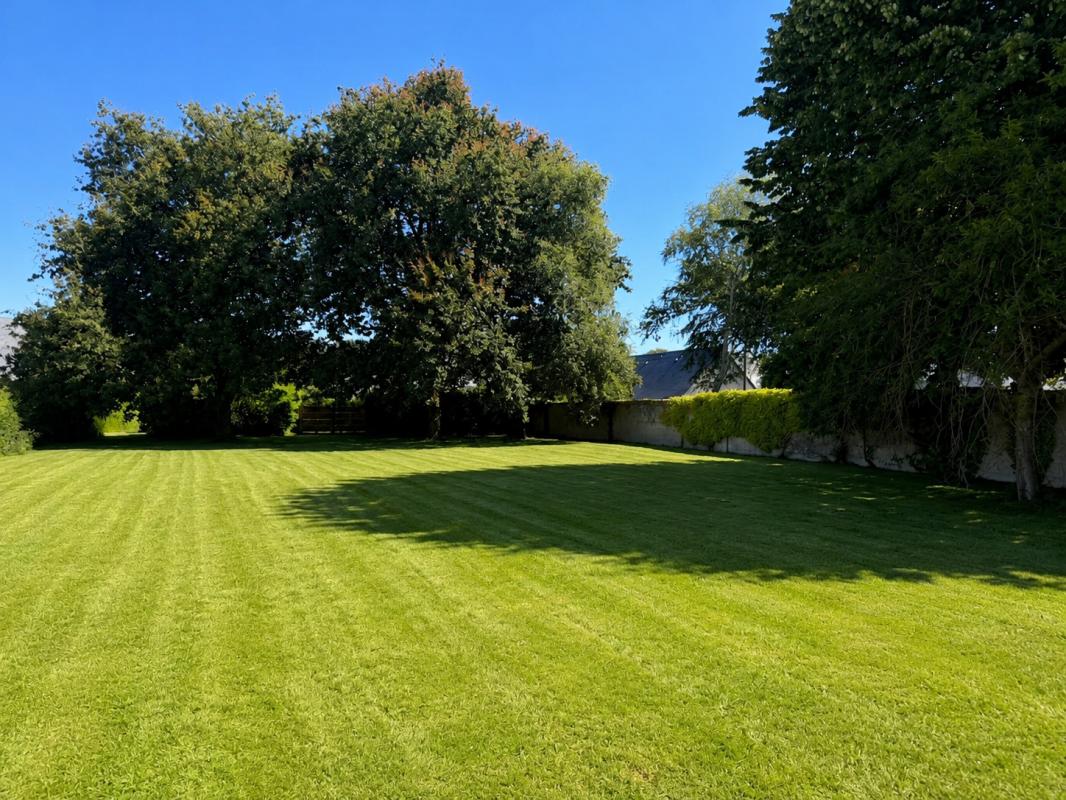 Terrain constructible de 1 248 m² à Saint-Laurent-de-la-Mer
